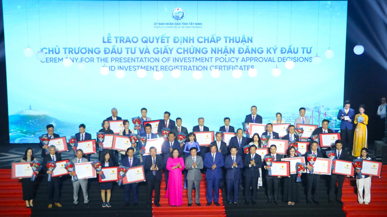 Tỉnh trao quyết định chấp thuận chủ trương đầu tư, giấy chứng nhận đăng ký đầu tư cho 27 nhà đầu tư với 31 dự án, tổng vốn khoảng 80.000 tỷ đồng, tương đương 3 tỷ USD (ảnh: Khánh Toàn)