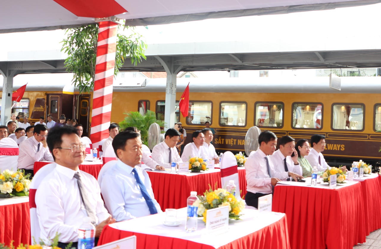 Đoàn tàu du lịch nối hai vùng di sản thế giới Phong Nha - Cố đô Huế chính thức khởi hành