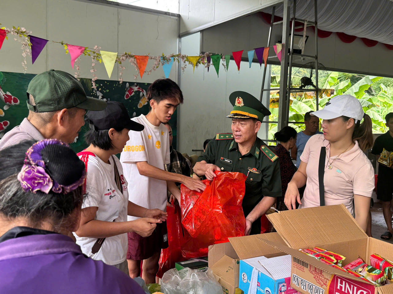 Cán bộ, chiến sĩ Đồn Biên phòng Cát Bà trao quà hỗ trợ người dân thôn Gia Luận bị ảnh hưởng bởi ngập lụt. (ảnh Nguyễn Khánh)