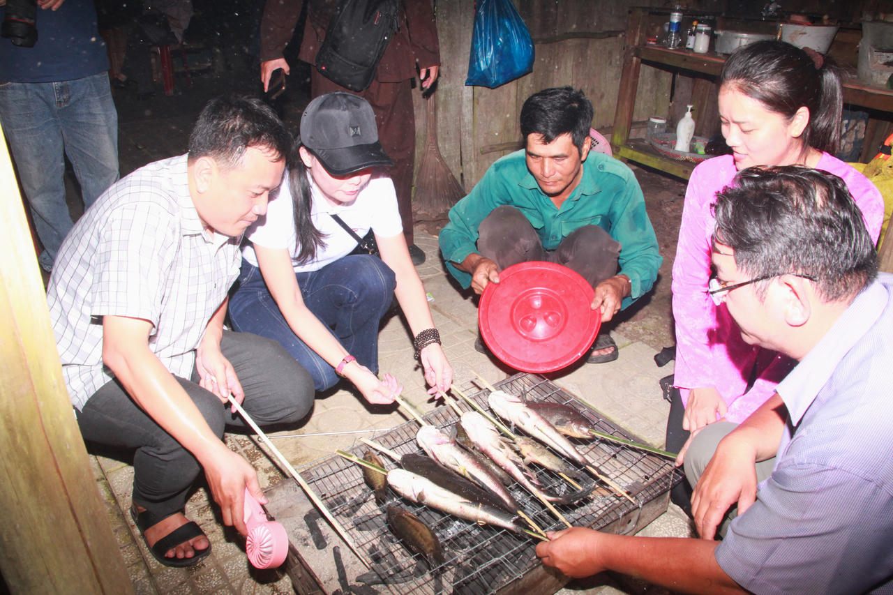 Đoàn Presstrip trải nghiệm nướng cá lóc bắt được từ những chiếc lợp, thưởng thức hương vị dân dã, đậm đà giữa không gian rừng U Minh (Ảnh: T.N).