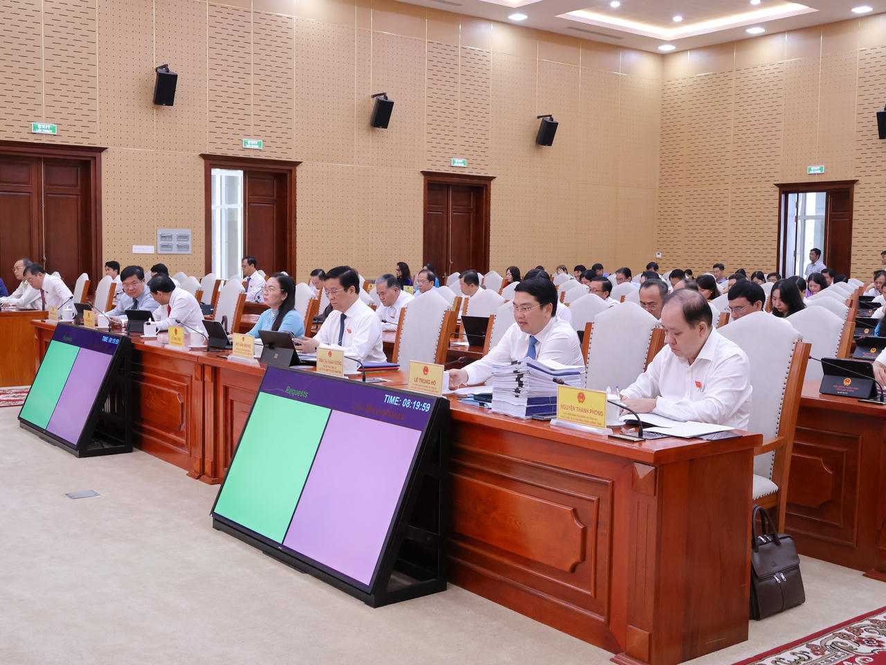Các đại biểu tham dự kỳ họp.