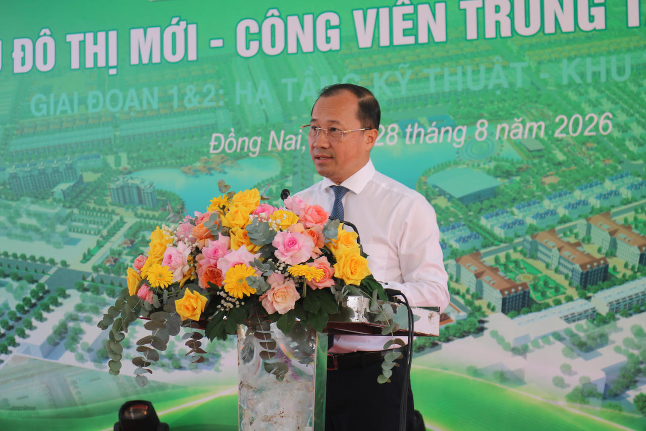 Giám đốc Sở Xây dựng Đồng Nai Nguyễn Anh Tuấn phát biểu tại lễ khởi công. Ảnh: Tiến Dũng