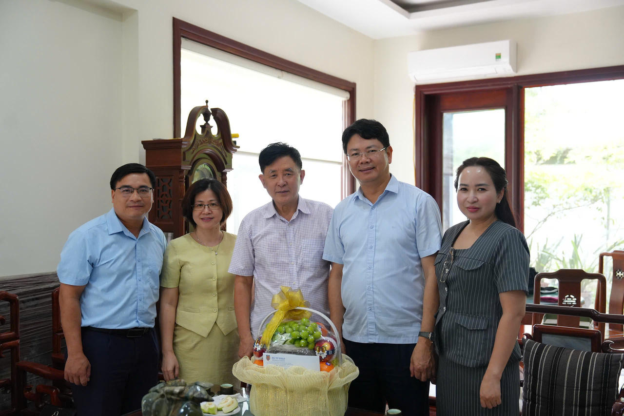 Thứ trưởng Nguyễn Thanh Tịnh cùng đại diện một số đơn vị thuộc Bộ đến thăm hỏi gia đình nguyên Thứ trưởng Phạm Quý Tỵ. (Ảnh: H.Giang)