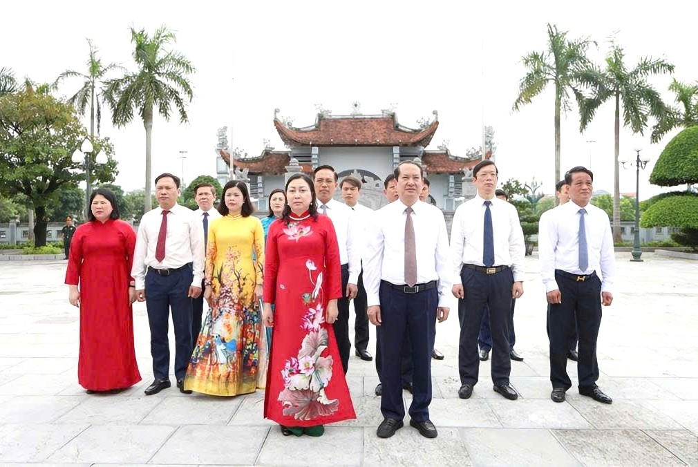 Đoàn do ông Mai Văn Tuất, Phó Bí thư Tỉnh ủy, Trưởng Đoàn ĐBQH tỉnh và bà Đinh Thị Lụa, Phó Bí thư Tỉnh ủy, Chủ tịch Ủy ban MTTQ Việt Nam tỉnh dẫn đầu đã đến đặt vòng hoa, dâng hương tại Đền thờ Liệt sĩ tỉnh khu vực Hà Nam (Ảnh: Nguyễn Oanh)