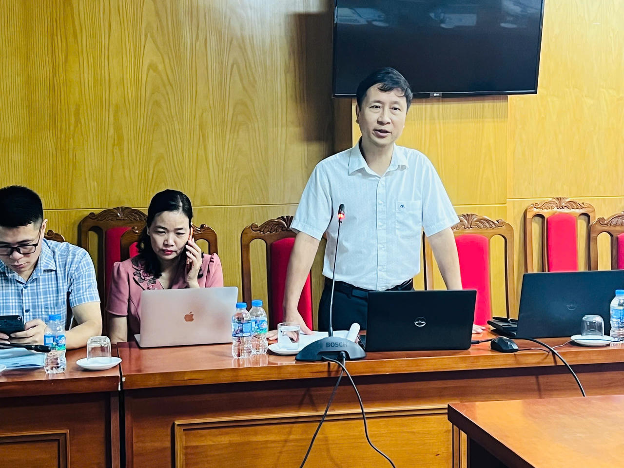 Ông Nguyễn Hữu Quân-  Phó Vụ trưởng Vụ pháp chế , Bộ Khoa học và Công nghệ, báo cáo tại Toạ đàm (Ảnh Huy Nguyễn)