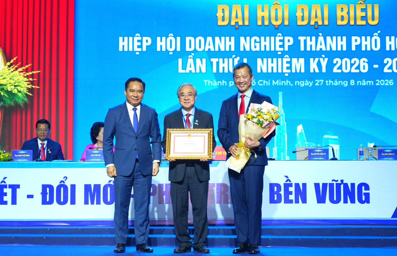Ông Nguyễn Văn Được - Chủ tịch UBND TPHCM trao tặng bằng khen và hoa cho Hiệp hội Doanh nghiệp TPHCM