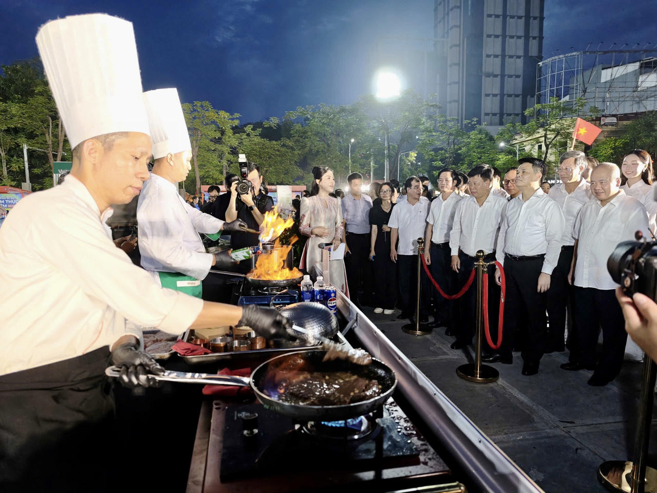 Các đại biểu tham quan các gian hàng tại khu ẩm thực. (Ảnh: Thuỳ Linh)