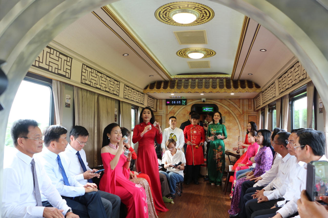 Không gian bên trong đoàn tàu được thiết kế mang đậm dấu ấn văn hóa, với các chương trình nghệ thuật phục vụ hành khách trong suốt hành trình. (Ảnh: Minh Phương)