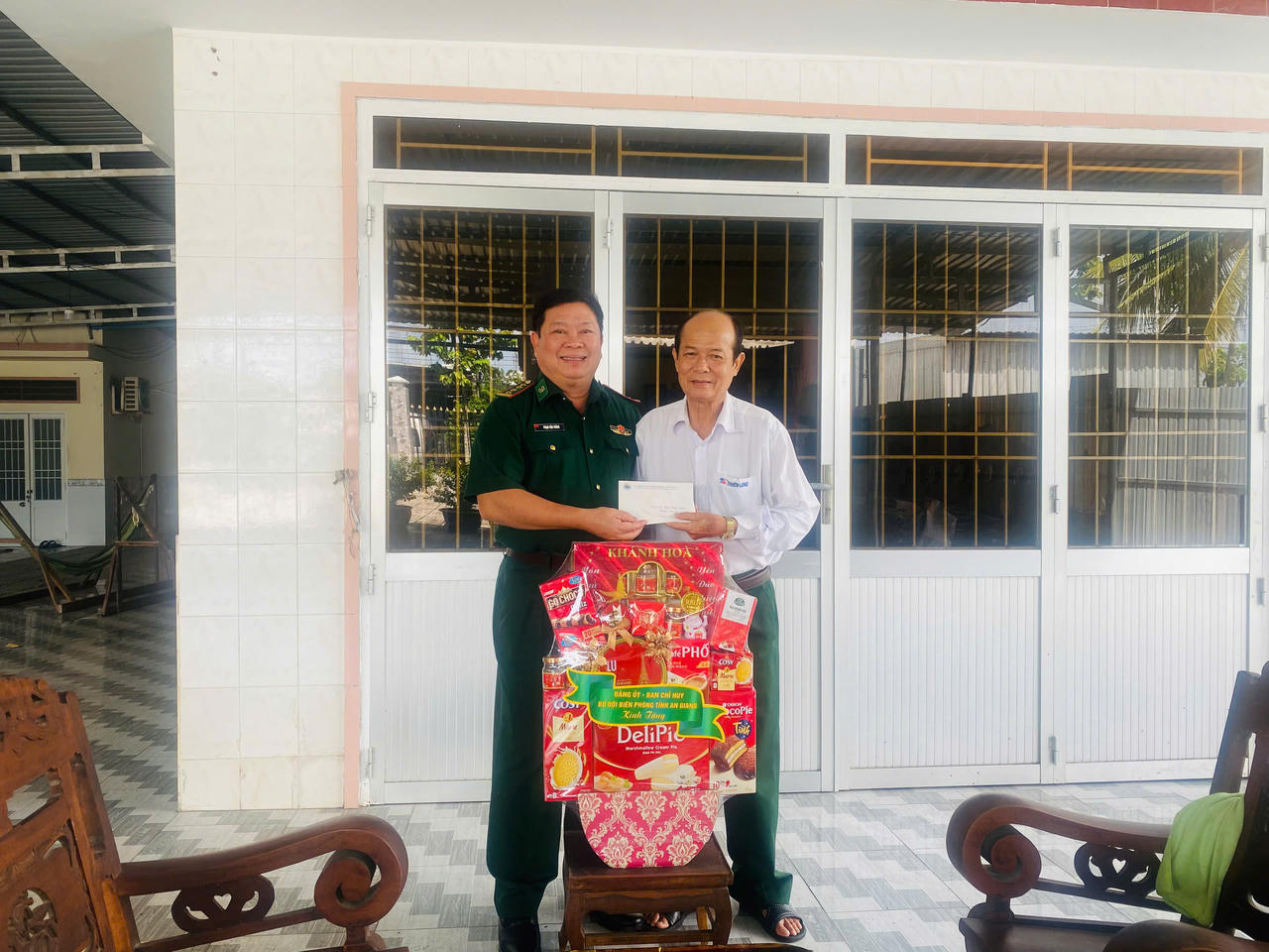 Đại tá Phạm Văn Thắng tặng quà thương binh Đặng Thanh Xuân - nguyên Phó Chỉ huy trưởng Chính trị BĐBP tỉnh Kiên Giang. Ảnh: Thu Ngân