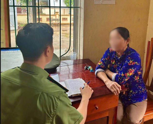 Công an giải thích cho bà S nhận diện thủ đoạn của các đối tượng lừa đảo và kịp thời dừng giao dịch. Ảnh: CAHT