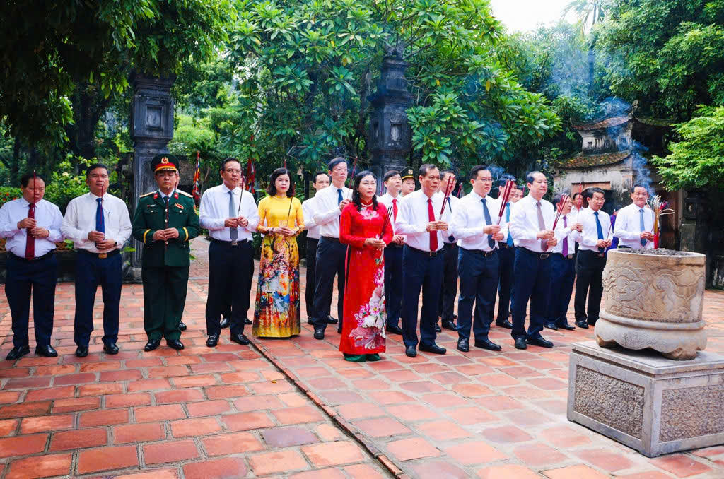 Ninh Bình: Dâng hương kỷ niệm 81 năm Cách mạng tháng 8 thành công và Quốc khánh 2/9