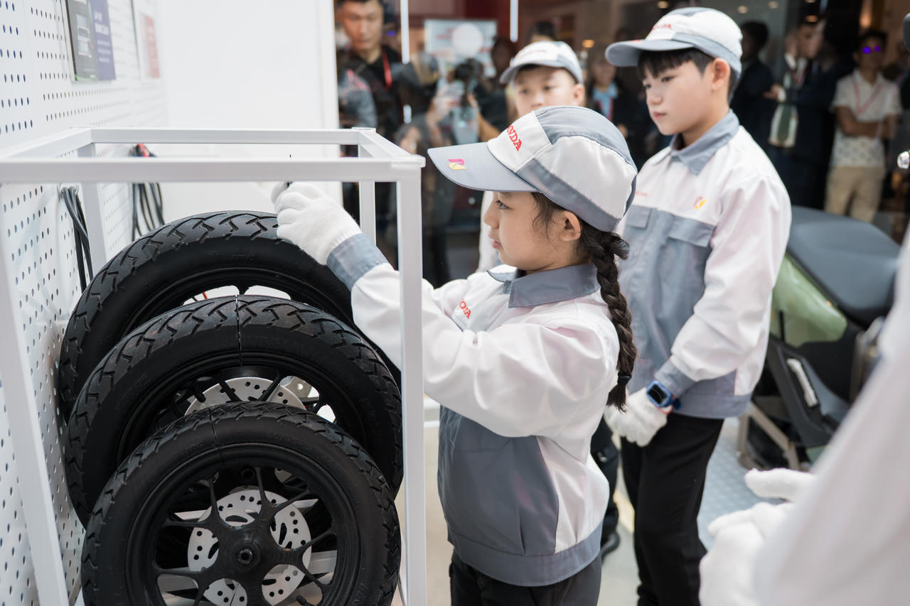 Honda Việt Nam hợp tác với KidZania Hà Nội ra mắt sân chơi trải nghiệm  “Trung tâm Công nghệ Xe máy điện Honda” dành cho trẻ em