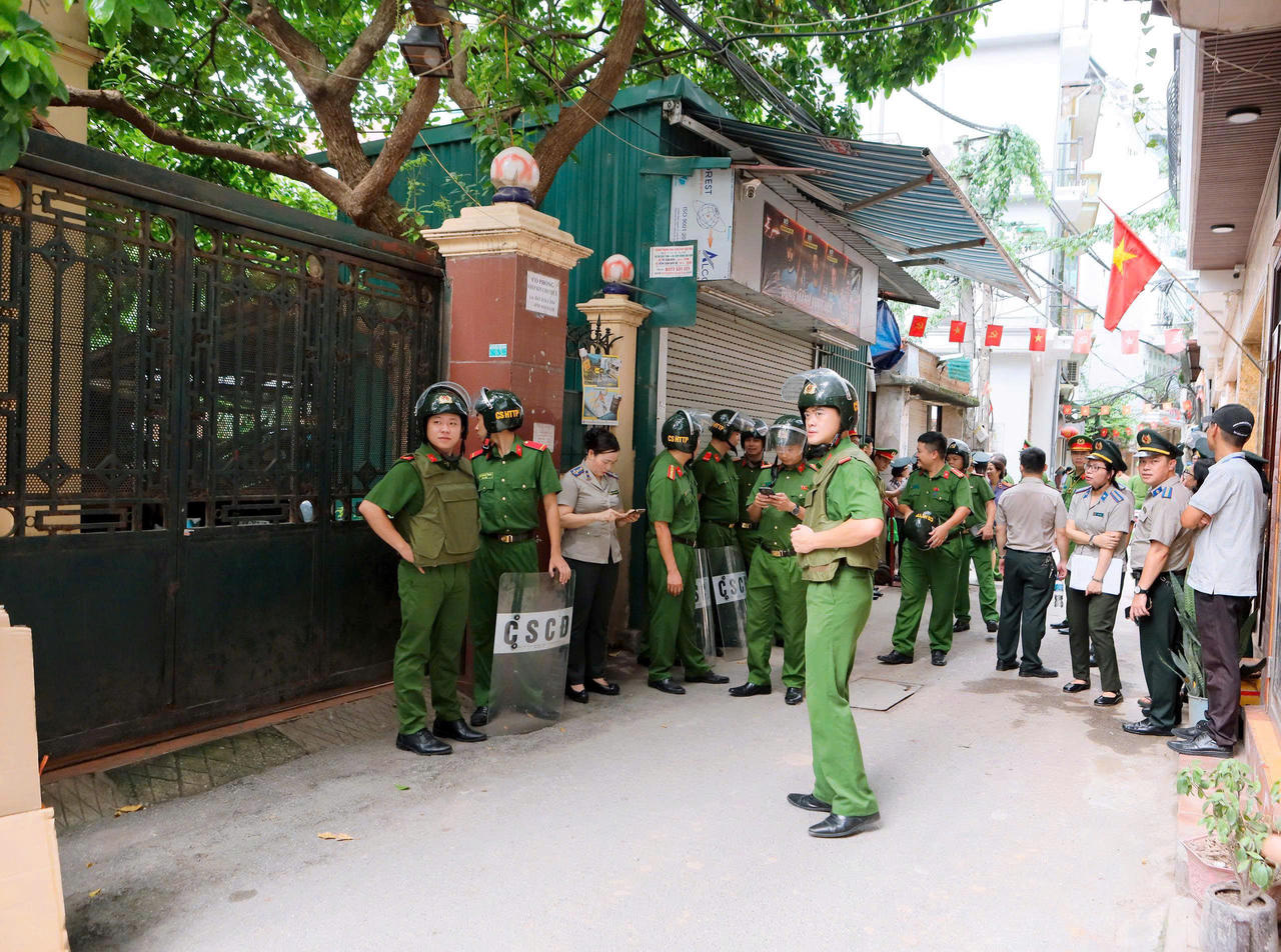 Chấp hành viên Phòng THADS khu vực 4 và các lực lượng chức năng làm nhiệm vụ