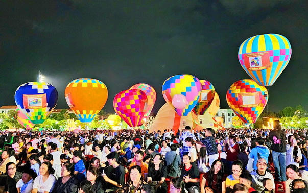 Cà Mau khai hội di sản, rực rỡ sắc màu khinh khí cầu