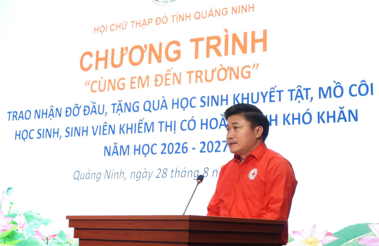Quảng Ninh: Tặng quà học sinh có hoàn cảnh đặc biệt trước thềm năm học mới