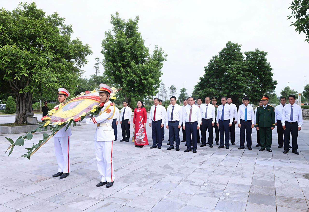 Đoàn đại biểu lãnh đạo tỉnh đặt vòng hoa tại Đài tưởng niệm các Anh hùng liệt sĩ tỉnh Ninh Bình. (Ảnh: Đức Lam)