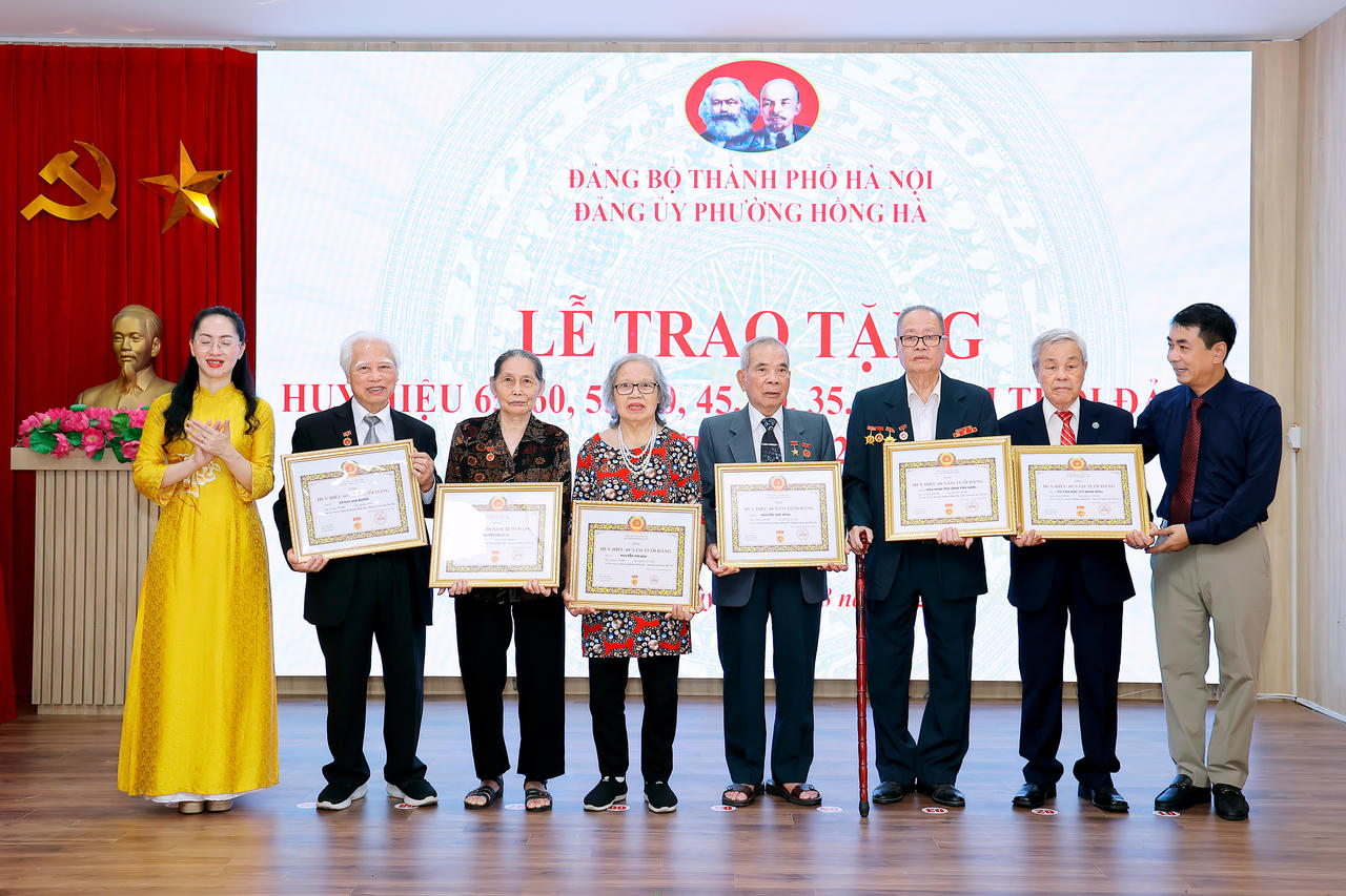  Trao tặng Huy hiệu 60 năm tuổi Đảng cho các Đảng viên.