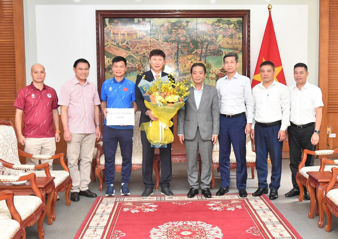 Thứ trưởng Bộ VH-TT-DL Hoàng Đạo Cương, Cục trưởng Cục TDTT Việt Nam Nguyễn Danh Hoàng Việt, cùng các lãnh đạo Bộ VH-TT-DL, Cục TDTT Việt Nam gặp gỡ biểu dương ĐT Việt Nam đạt thành tích vô địch Đông Nam Á 2026 và trao phần thưởng của Chính phủ cho đội tuyển (Ảnh VFF)