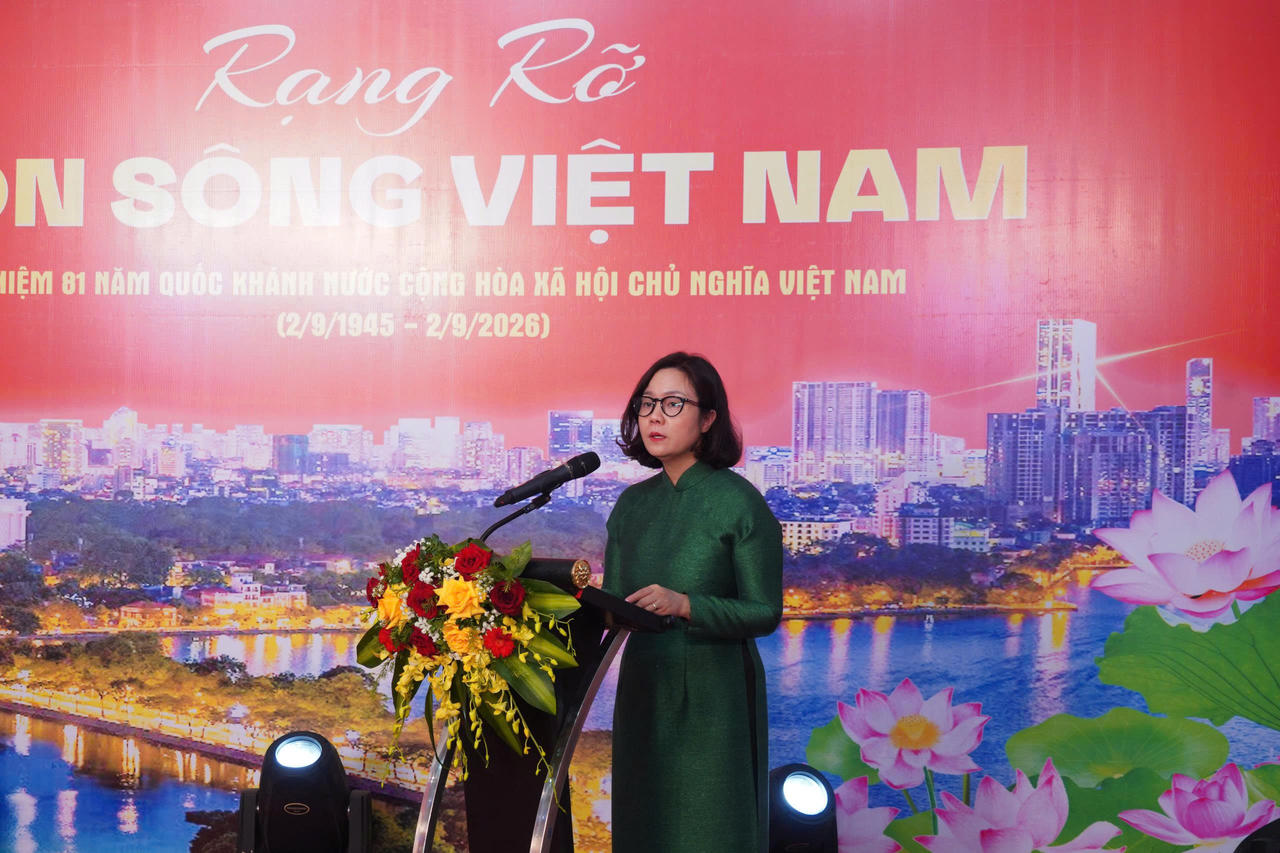  Phó Giám đốc Sở Văn hóa, Thể thao và Du lịch Hà Nội Lê Thị Ánh Mai phát biểu khai mạc triển lãm.