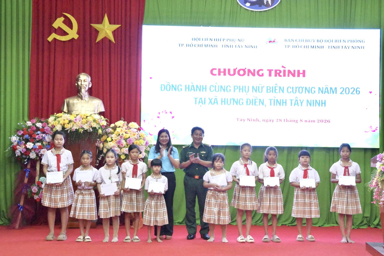  Ban tổ chức trao học bổng cho học sinh có hoàn cảnh khó khăn. Ảnh: Quốc Toàn