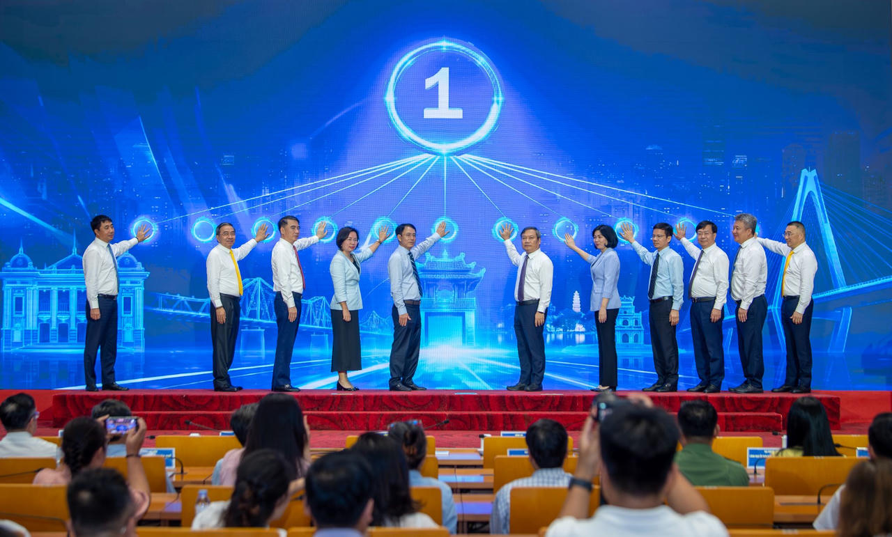 Các đại biểu thực hiện nghi thức khởi công các công trình, dự án trọng điểm của TP Hà Nội chào mừng Quốc khánh 2/9/2026.