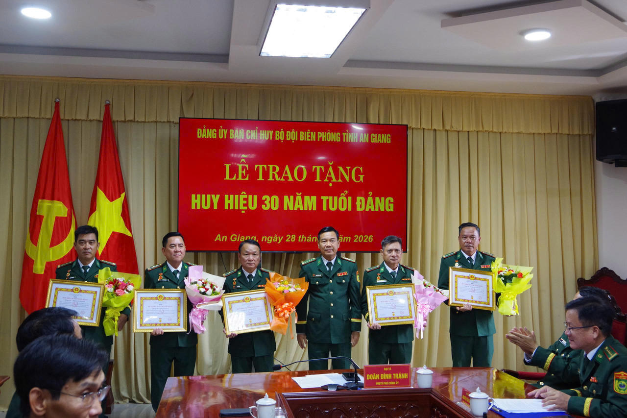Trao tặng huy hiệu 30 năm tuổi Đảng cho 12 Đảng viên thuộc BĐBP tỉnh An Giang