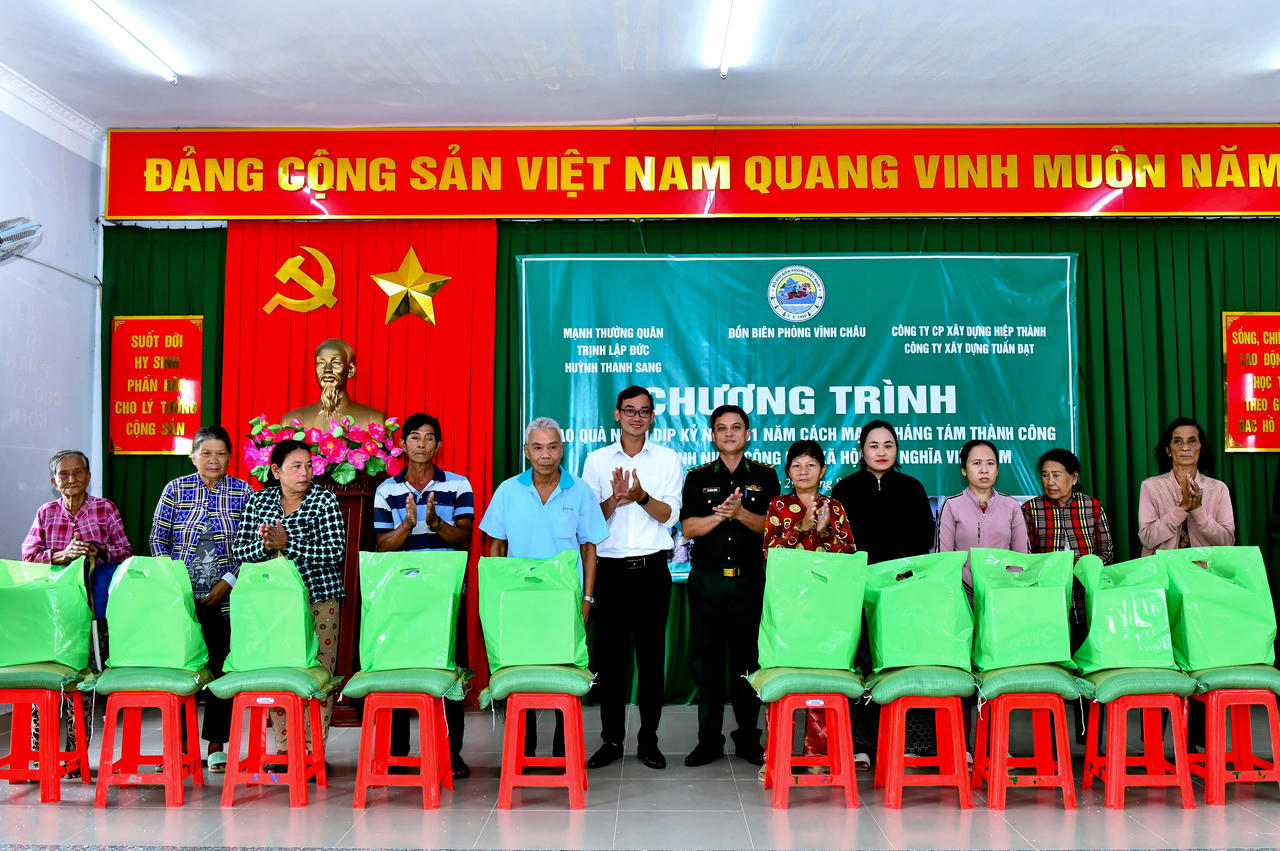 BĐBP Cần Thơ trao tặng 100 phần quà cho các hộ gia đình có hoàn cảnh khó khăn
