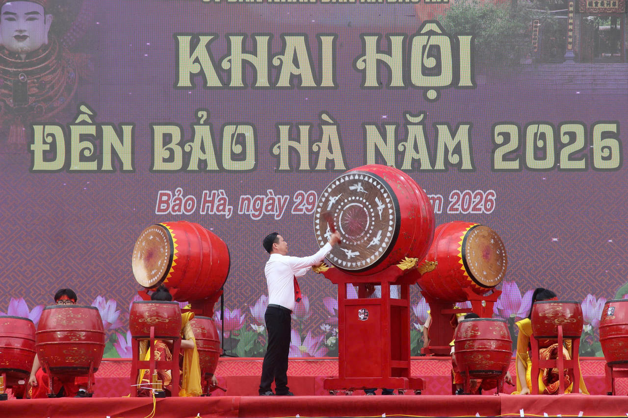 Bí thư Đảng ủy xã Bảo Hà Nguyễn Anh Dũng đánh trống khai hội. (Ảnh: Nguyễn Hải).