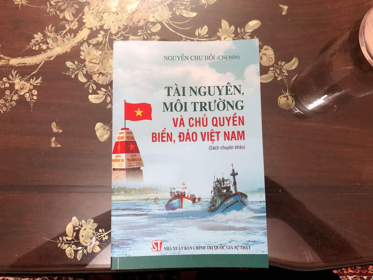 Cuốn sách “Tài nguyên Môi trường và Chủ quyền Biển, Đảo Việt Nam” - một trong những công trình chứa đựng nhiều tâm huyết của PGS.TS Nguyễn Chu Hồi. (Ảnh: VNHN)