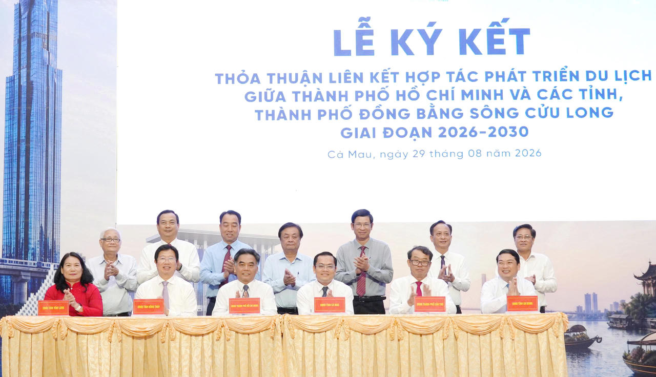 Đại diện lãnh đạo các địa phương ký kết Chương trình liên kết hợp tác phát triển du lịch giai đoạn 2026-2030 (Ảnh: T.N).
