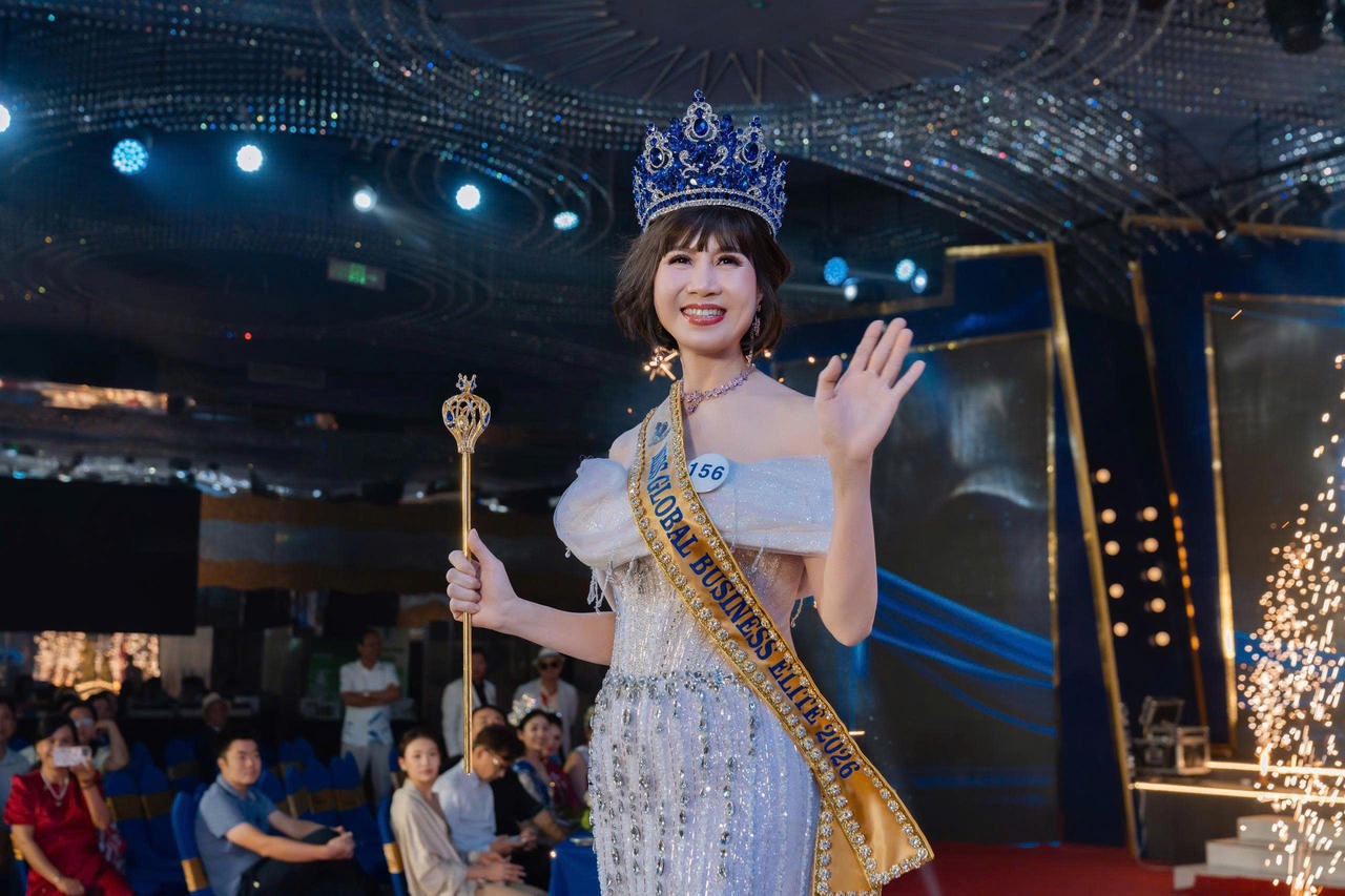 Hoa hậu Trương Thị Thu Huyền trong khoảnh khắc nhận vương miện Hoa hậu Doanh nhân Tinh hoa Toàn cầu 2026