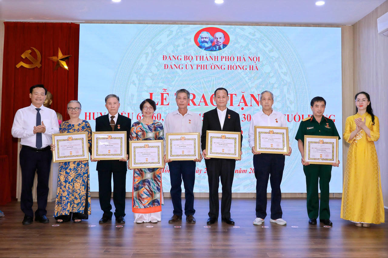  Trao tặng Huy hiệu 35 năm tuổi Đảng cho các Đảng viên.