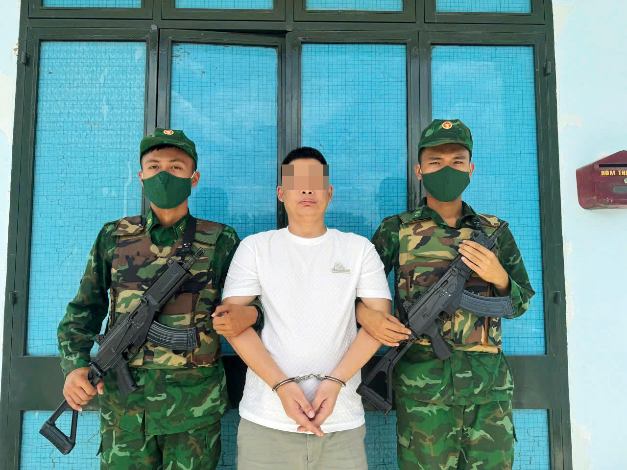 Đối tượng Zeng Qingshou bị lực lượng chức năng bắt giữ (Ảnh: Lê Xuân)