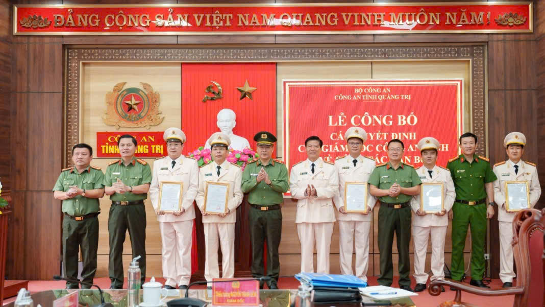 Các đồng chí trong Ban Giám đốc Công an tỉnh Quảng Trị chúc mừng 5 cán bộ được điều động, bố trí công tác mới. (Ảnh: CA tỉnh Quảng Trị)