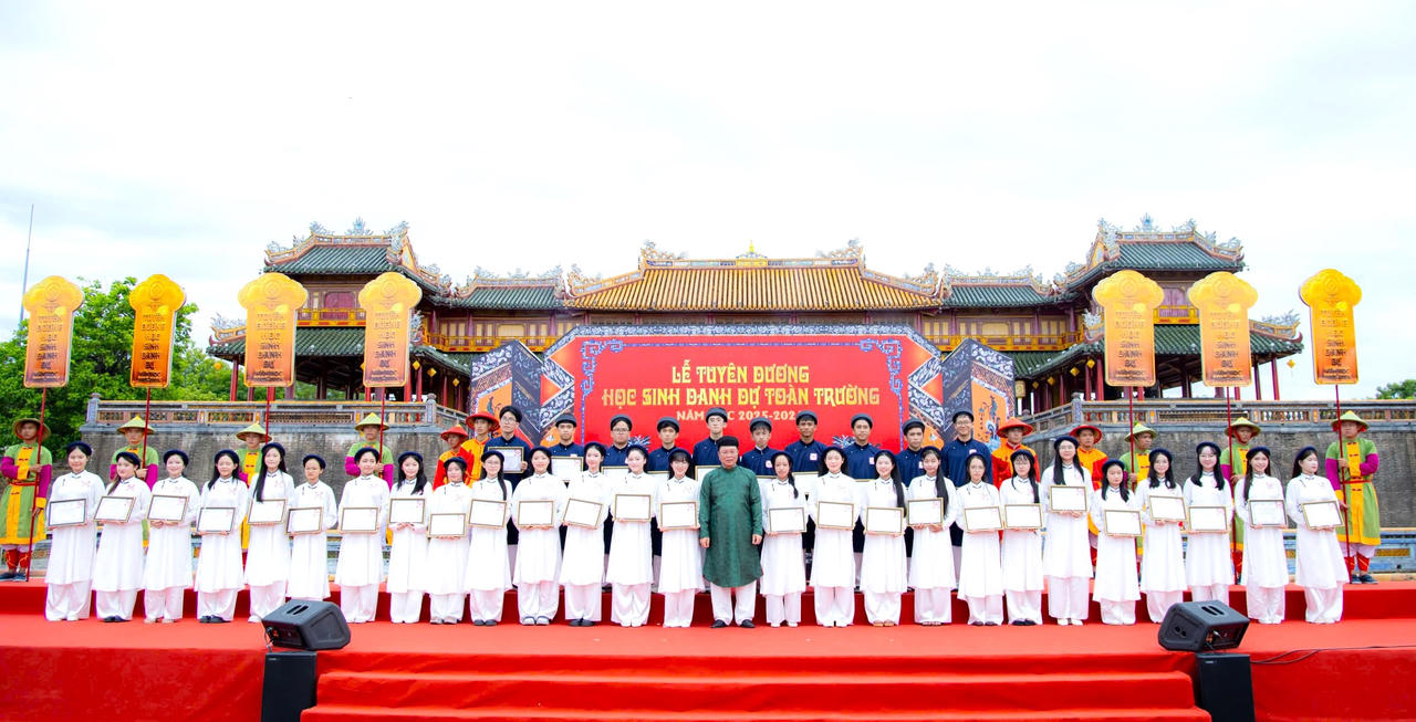Tuyên dương học sinh danh dự và công bố Sứ giả quảng bá di sản Huế tại lễ Truyền lô