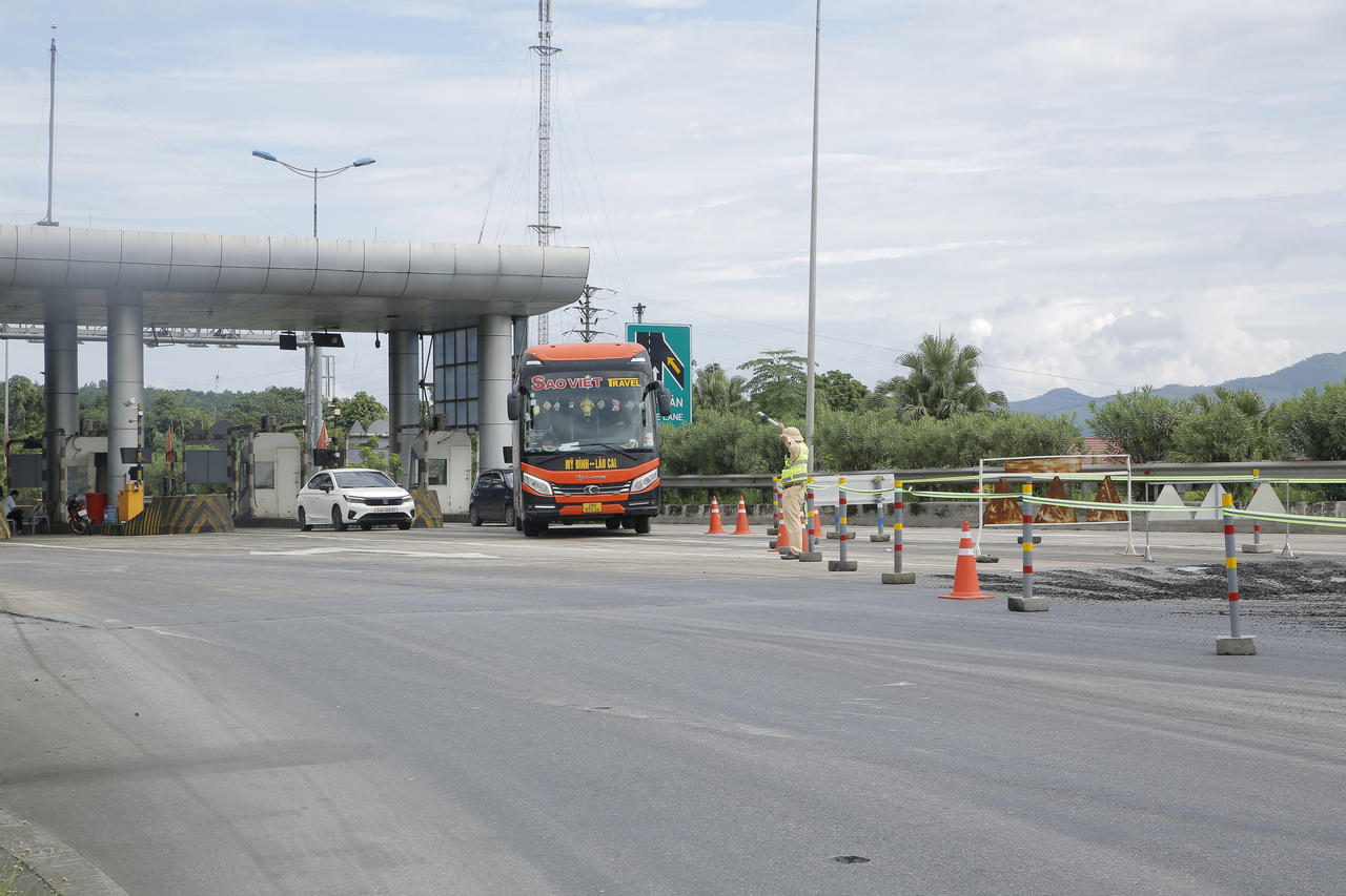 Đội CSGT đường bộ cao tốc số 1, Cục CSGT đã chủ động triển khai phương án, tăng cường lực lượng và phương tiện tuần tra, kiểm soát trên tuyến. (Ảnh: Trường Hải).