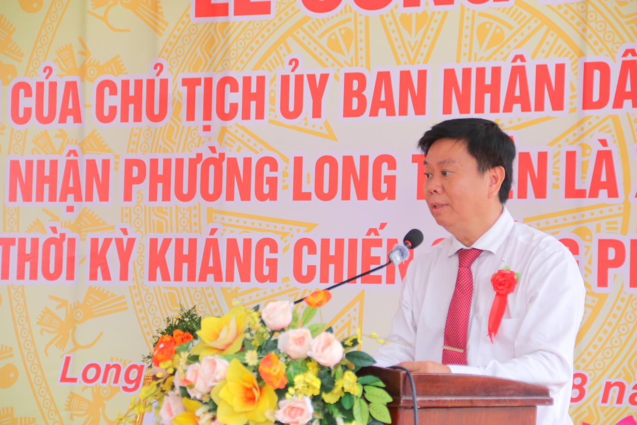 Ông Huỳnh Minh Truyền - Bí thư Đảng ủy phường Long Tuyền tiếp thu ý kiến chỉ đạo của Chủ tịch UBND TP Cần Thơ (Ảnh: Đình Thương)