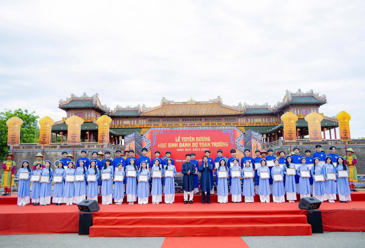 Đây là những học sinh có thành tích nổi bật trong học tập, rèn luyện, thể hiện ý chí, nghị lực và khát vọng vươn lên. (Ảnh: Lê Hoàng)