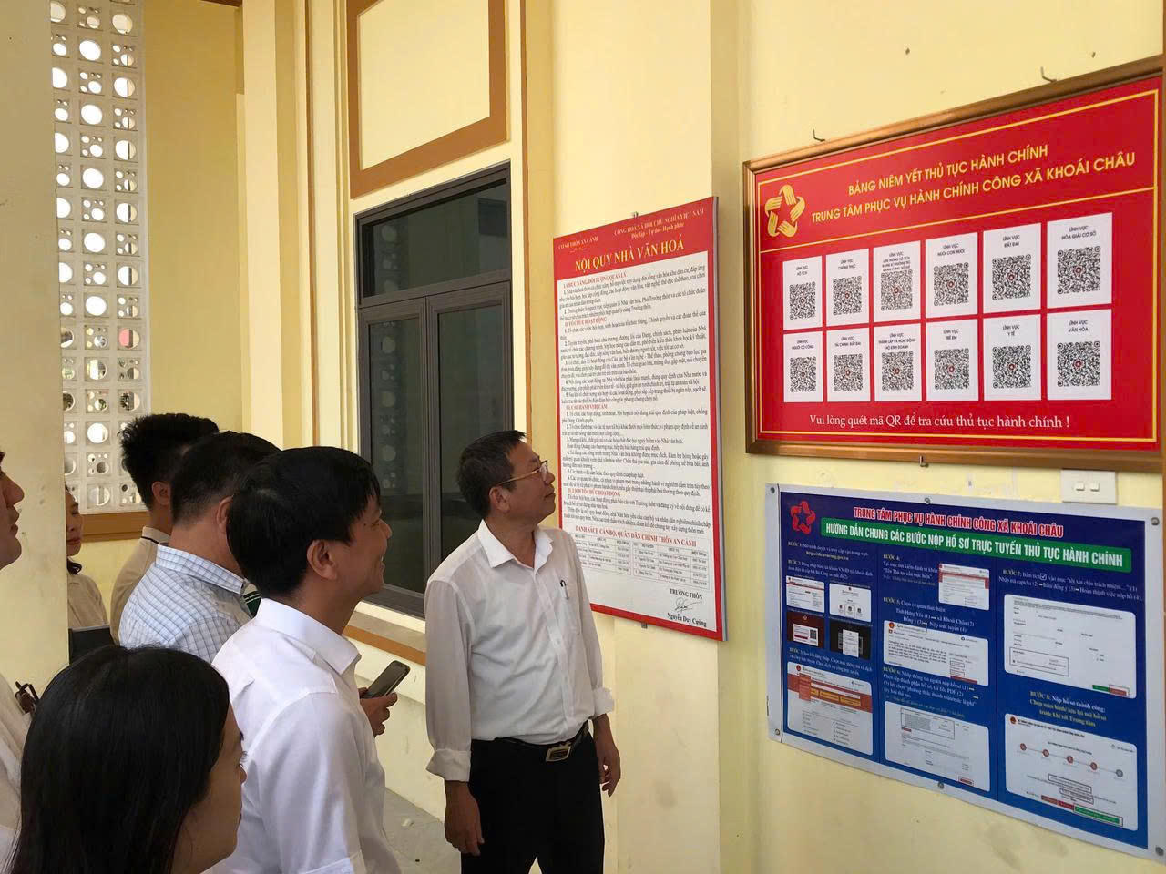 Giám đốc Sở Tư pháp tỉnh Hưng Yên Trần Hữu Nam cùng đoàn công tác kiểm tra hoạt động tại Trung tâm Phục vụ hành chính công xã Khoái Châu.