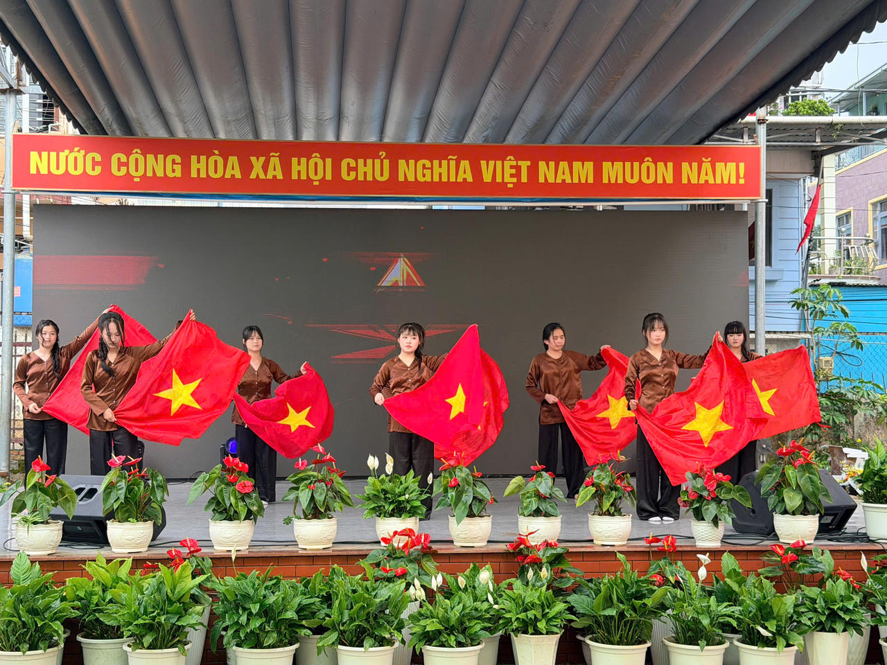 Các tiết mục văn nghệ ca ngợi quê hương, đất nước, Đảng, Bác Hồ. Ảnh: Đ.Trọng.