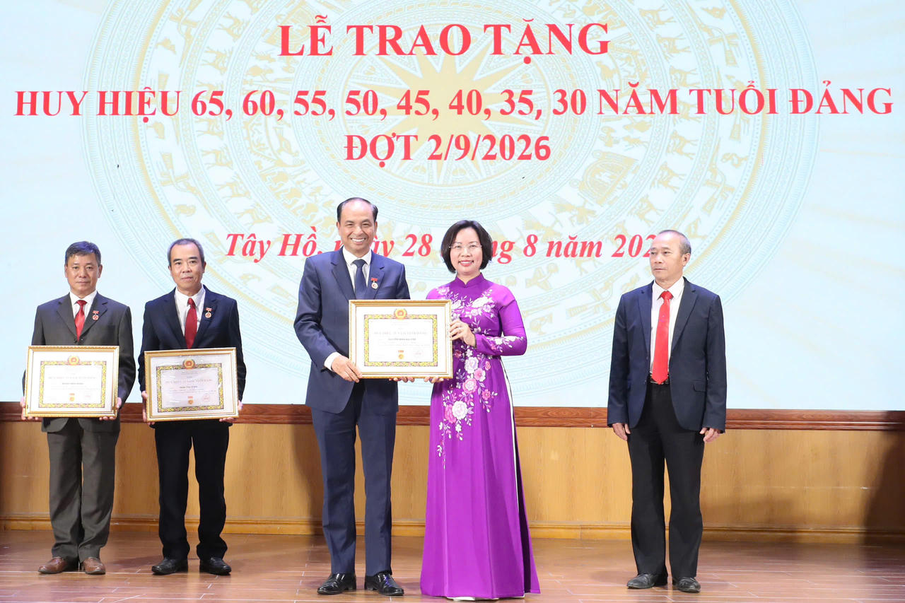 Bà Bùi Huyền Mai - Ủy viên Ban Thường vụ Thành ủy, Chủ tịch Ủy ban MTTQ Việt Nam TP Hà Nội trao Bằng khen của Thủ tướng Chính phủ và Huy hiệu Đảng cho các đảng viên lão thành phường Tây Hồ (Ảnh: Ngọc Tú).