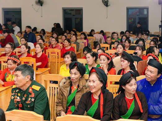 Người dân phấn khởi tham gia Liên hoan văn nghệ quần chúng. Ảnh: T.Tâm