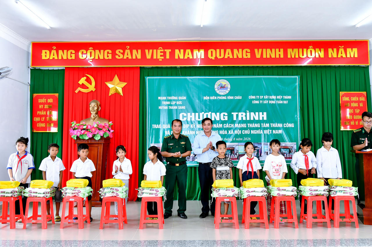BĐBP Cần Thơ trao tặng 100 phần quà cho các hộ gia đình có hoàn cảnh khó khăn