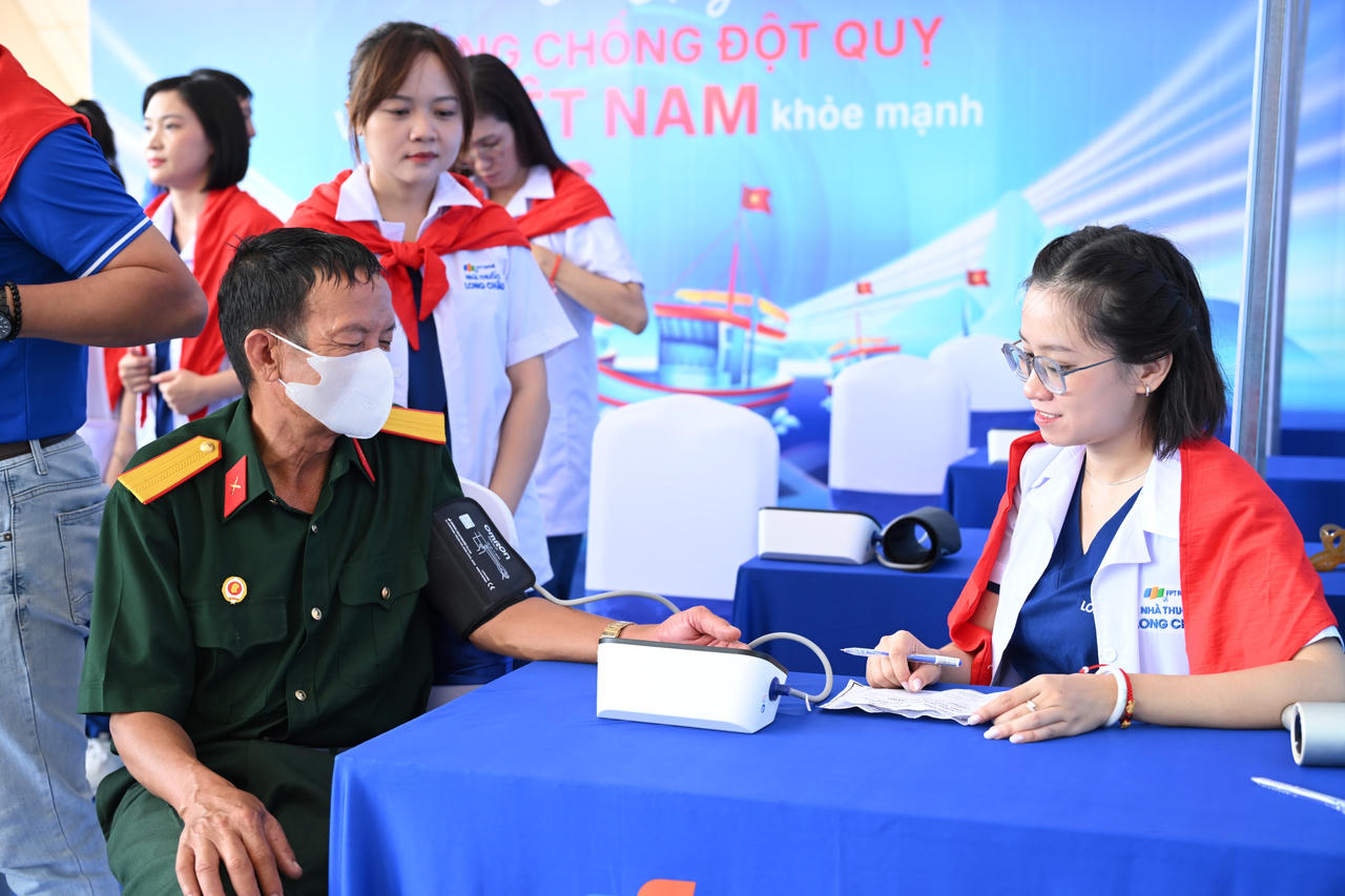 Dược sĩ hỗ trợ người dân kiểm tra huyết áp, phát hiện cảnh báo rung nhĩ. Ảnh: Hoàng Khánh