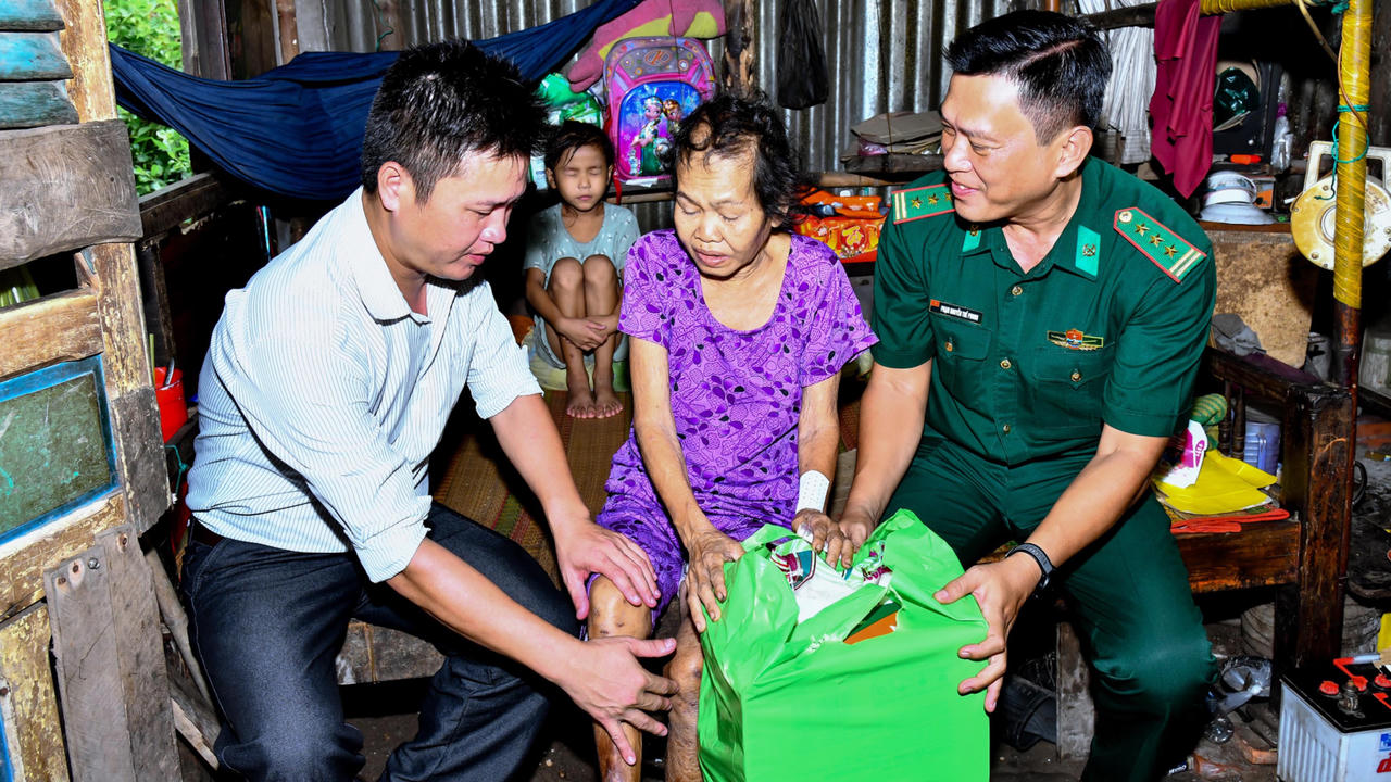 BĐBP Cần Thơ trao tặng 100 phần quà cho các hộ gia đình có hoàn cảnh khó khăn