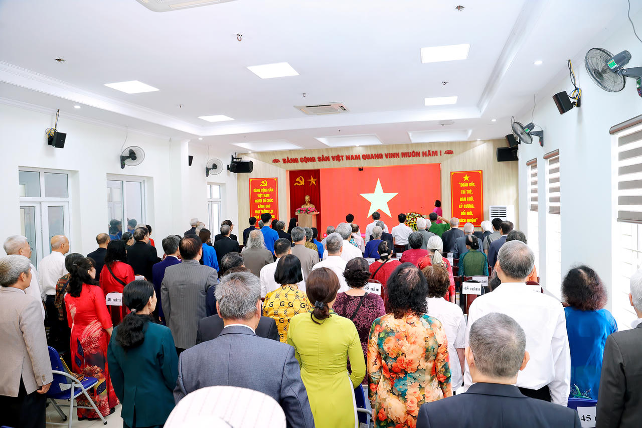 Các đại biểu làm lễ chào cờ. 