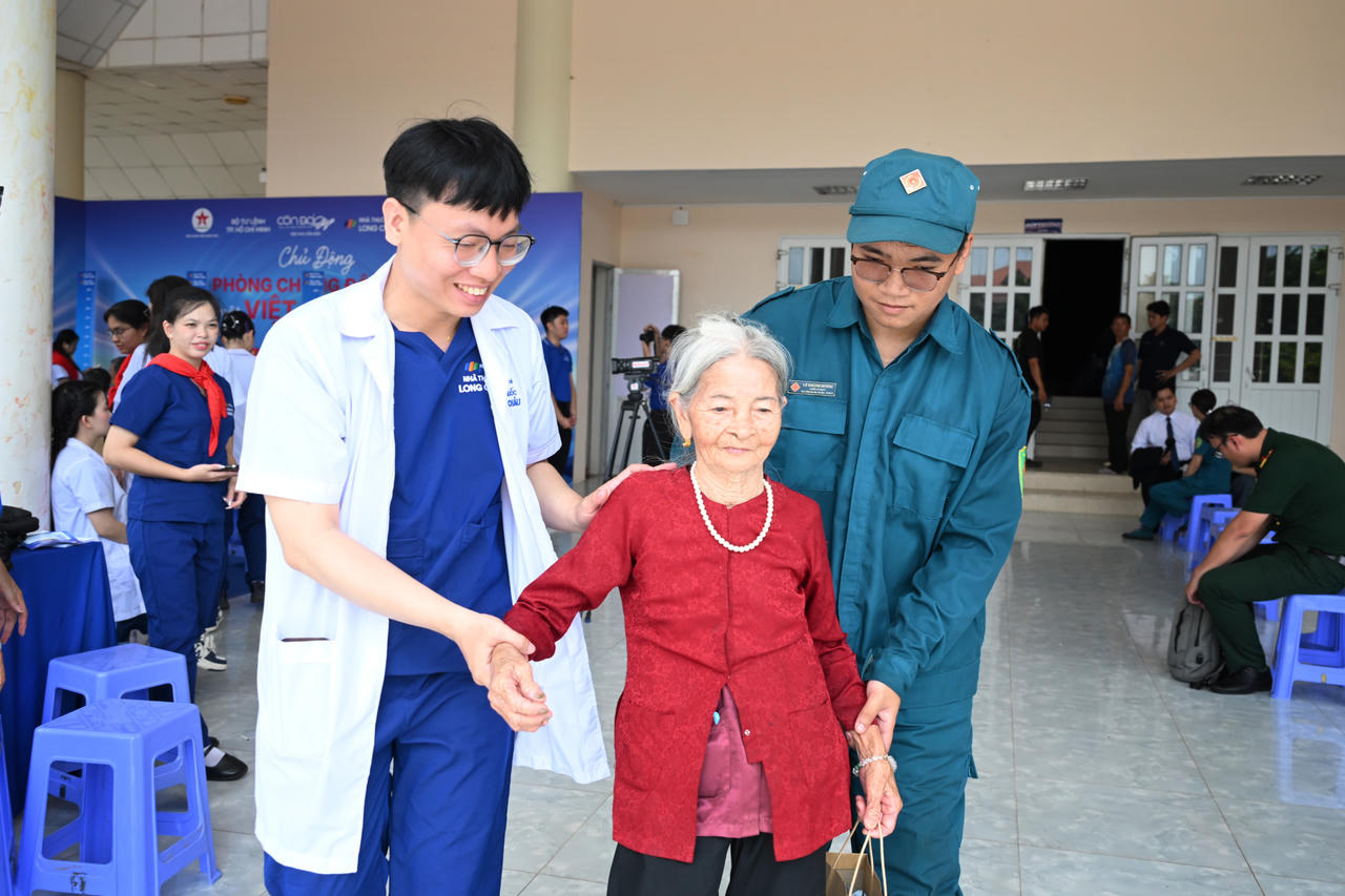 Trên tinh thần “Vì một Việt Nam khỏe mạnh”, Long Châu nỗ lực đưa các hoạt động chăm sóc sức khỏe thiết thực đến gần hơn với người dân. Ảnh: Hoàng Khánh