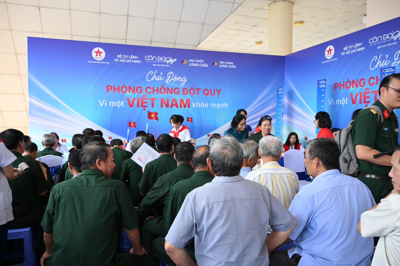 Long Châu tổ chức chuỗi hoạt động dự phòng đột quỵ, kiểm tra sức khỏe miễn phí cho người dân Côn Đảo. Ảnh: Hoàng Khánh