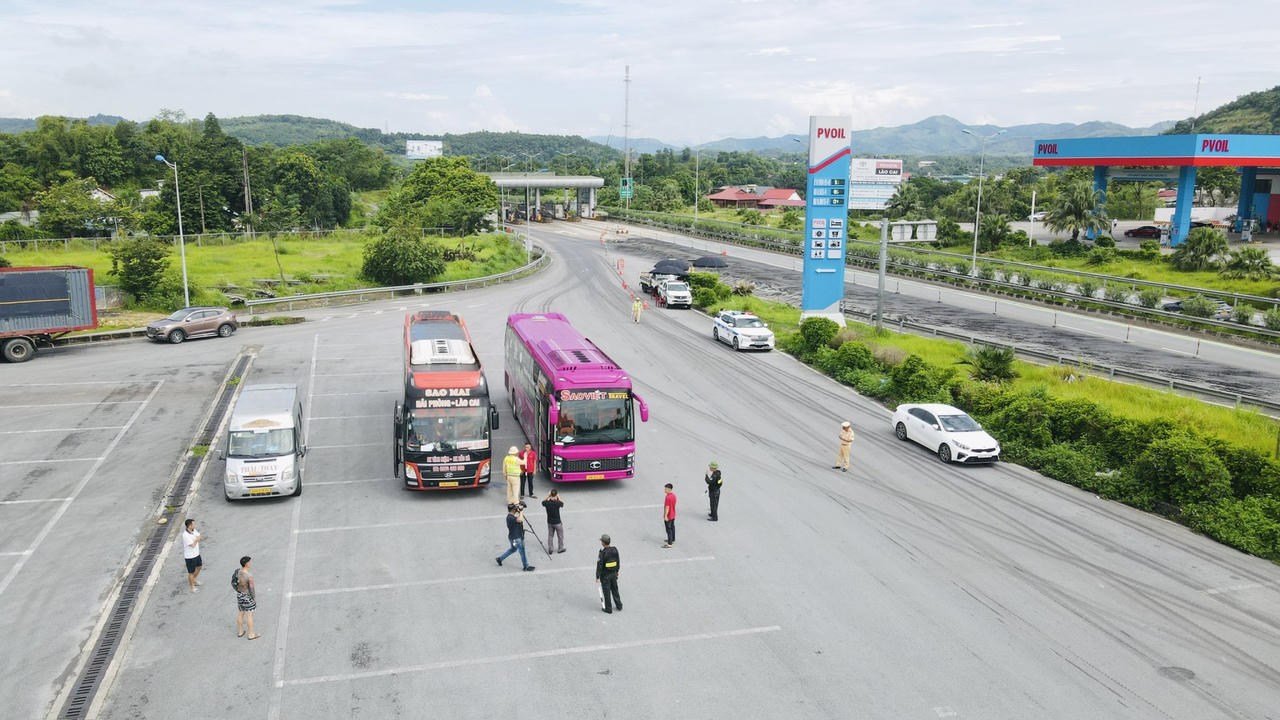 Trong ngày đầu kỳ nghỉ lễ, tình hình giao thông trên tuyến thuộc phạm vi Đội CSGT đường bộ cao tốc số 1 quản lý cơ bản ổn định, không xảy ra ùn tắc và không ghi nhận tai nạn giao thông. (Ảnh: Trường Hải).