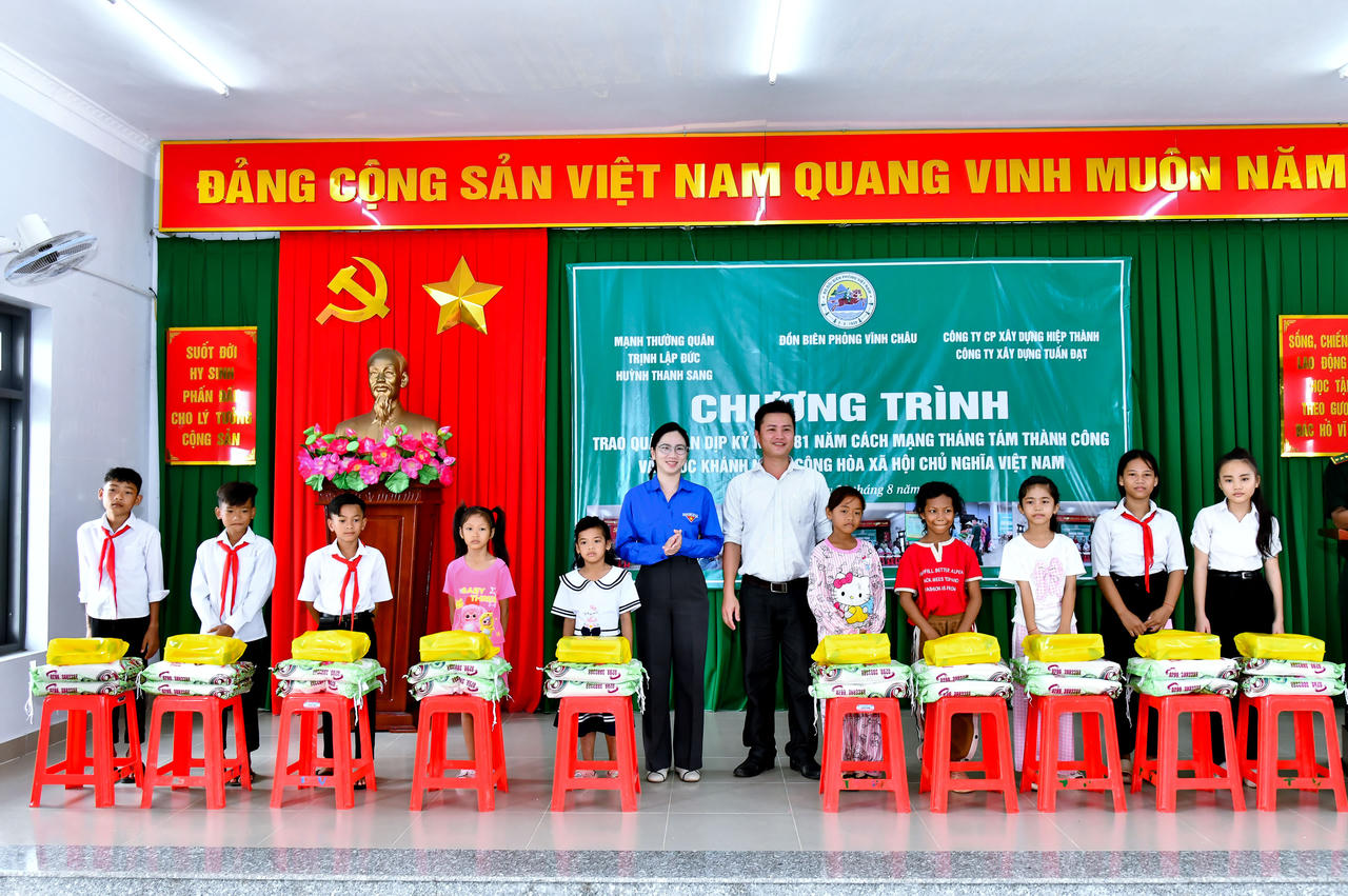 BĐBP Cần Thơ trao tặng 100 phần quà cho các hộ gia đình có hoàn cảnh khó khăn